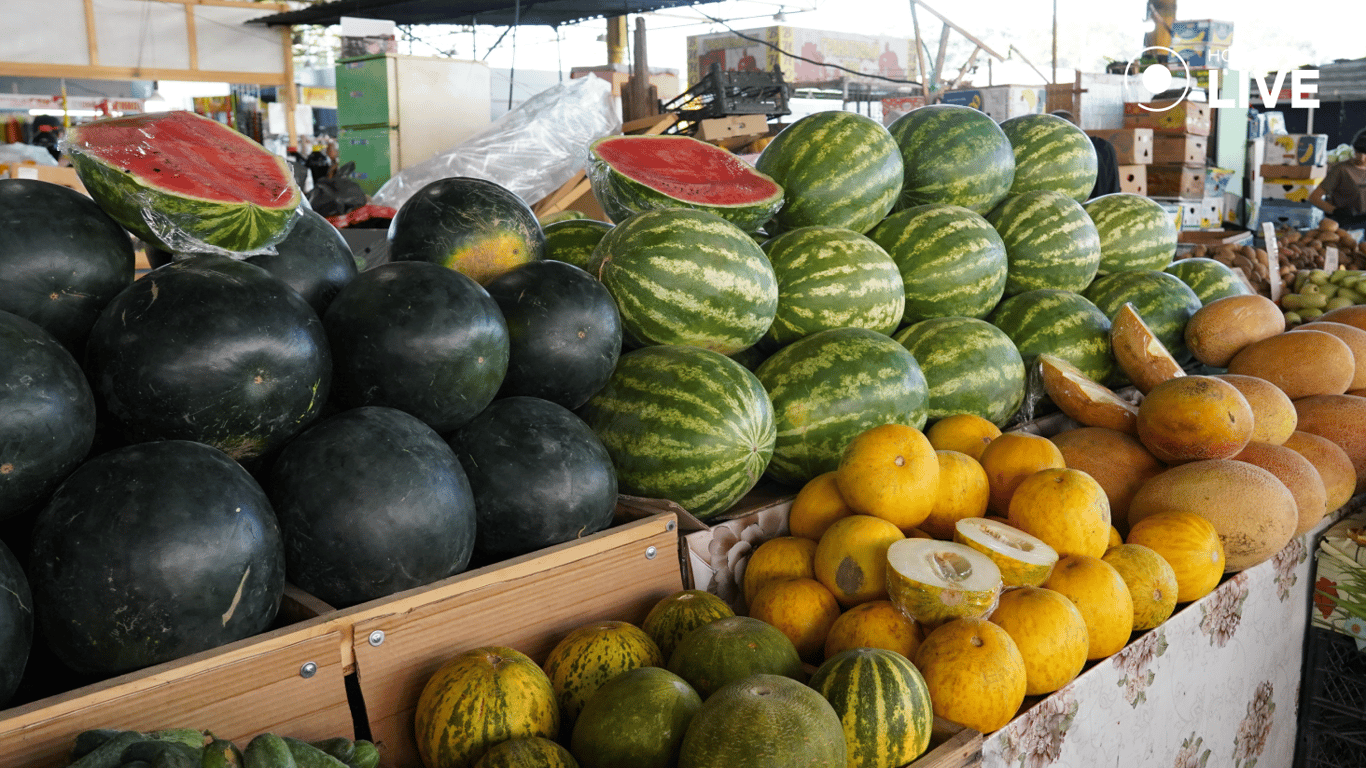 Кавуни та дині на прилавку. Фото: Новини.LIVE