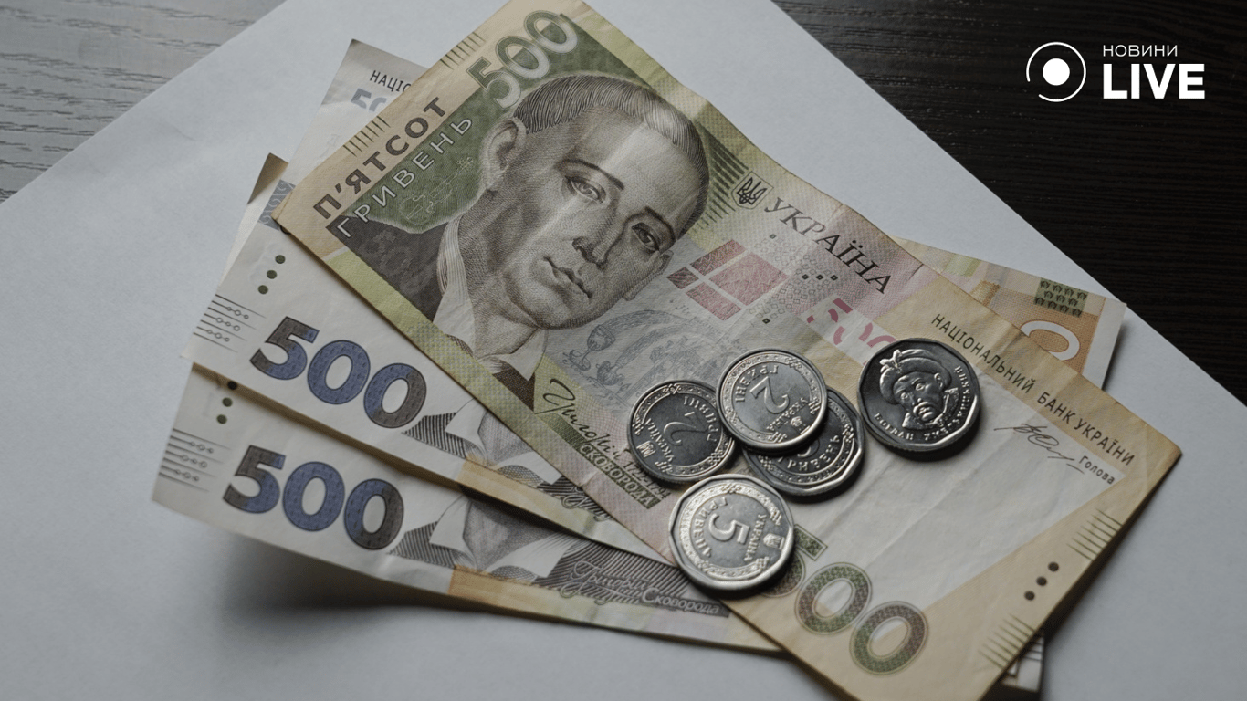 Купюри та монети на столі 