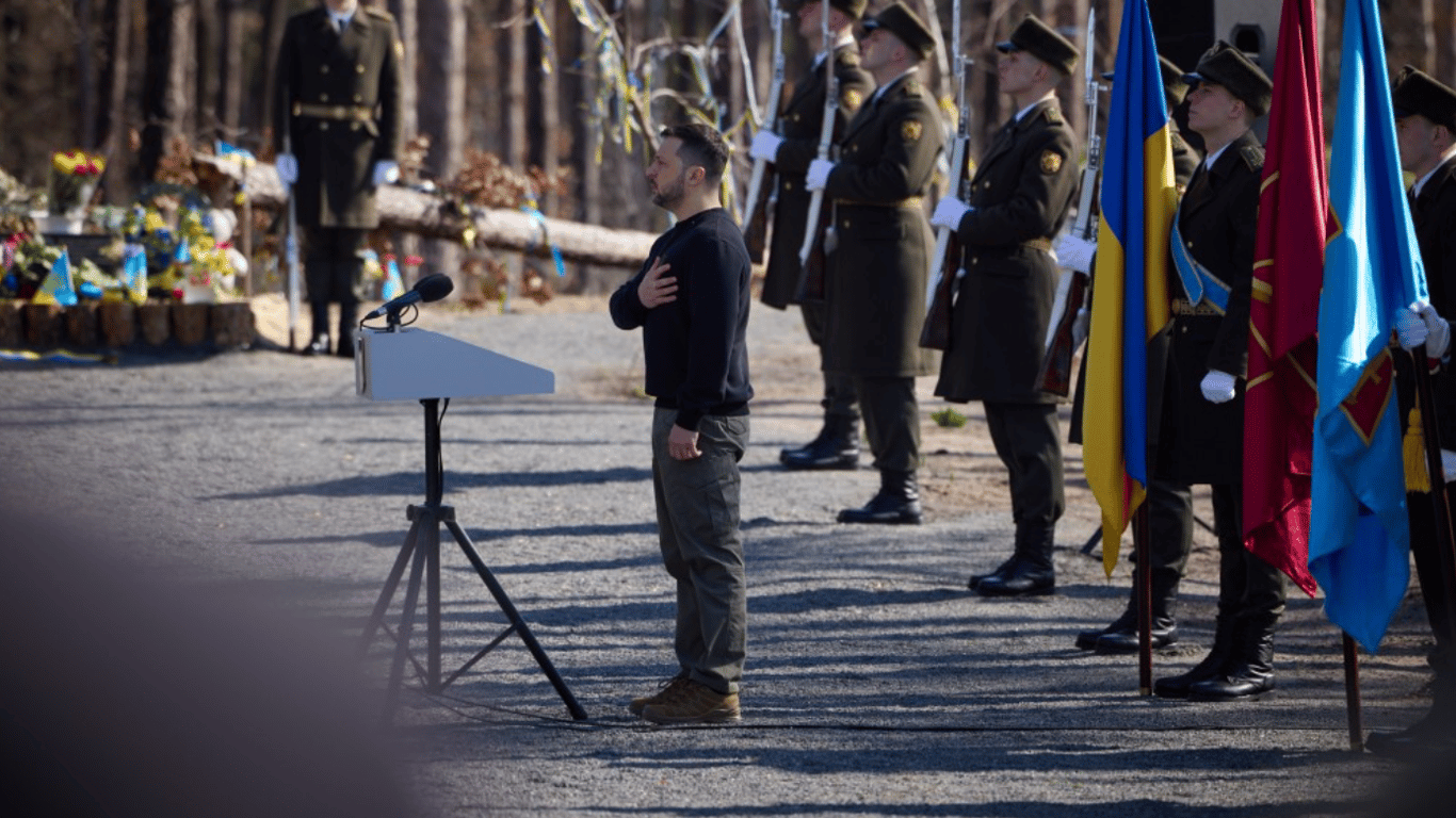 Вторая годовщина освобождения Мощуна на Киевщине — Зеленский почтил память погибших воинов