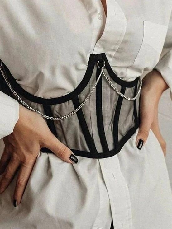 Корсетный пояс на белой рубашке