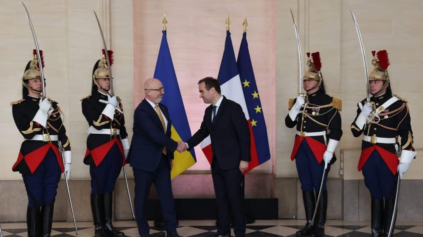 Франция предоставит горючее и боеприпасы к ранее переданной военной помощи