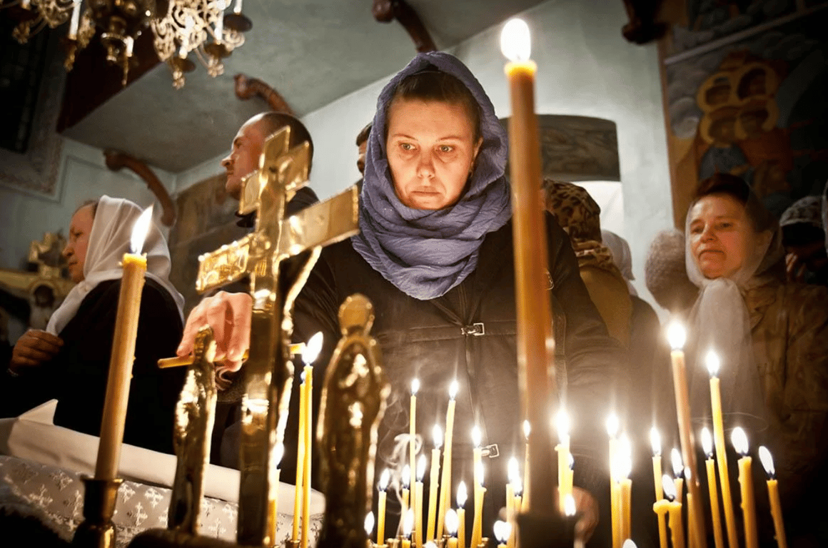 Женщина в церкви