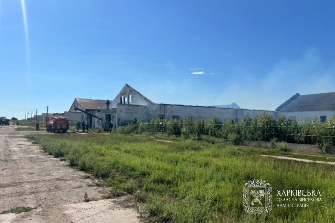 Пошкоджена будівля після російського обстрілу Харківщини