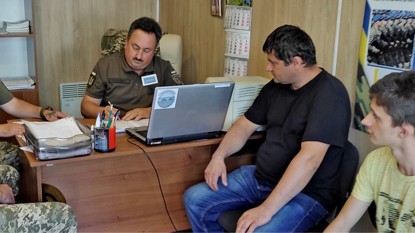 Що робити, якщо вручили повістку особі з інвалідністю — важливі нюанси