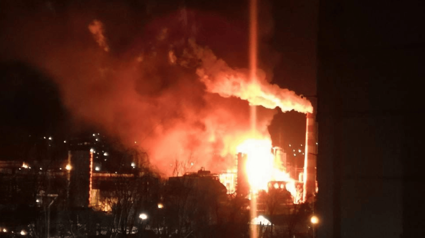 Масштабна пожежа в російському Туапсе — палає нафтопереробний завод