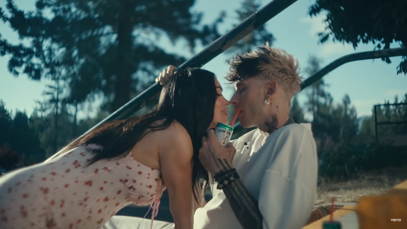 Меган Фокс цілується з Machine Gun Kelly у кліпі "Lonely Road". Фото: скриншот