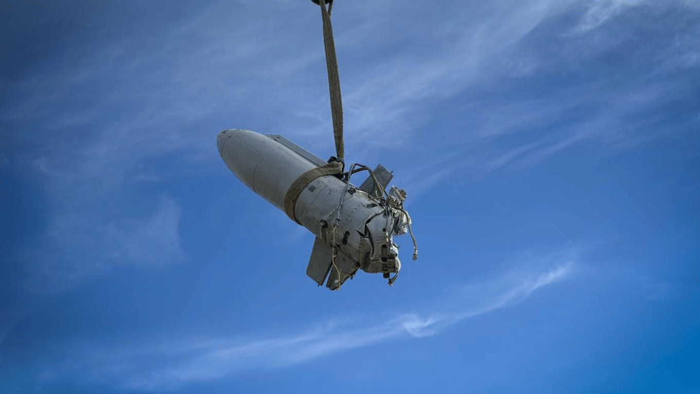 Уламок російської ракети впав на дах будинку в Одесі — фото - фото 3