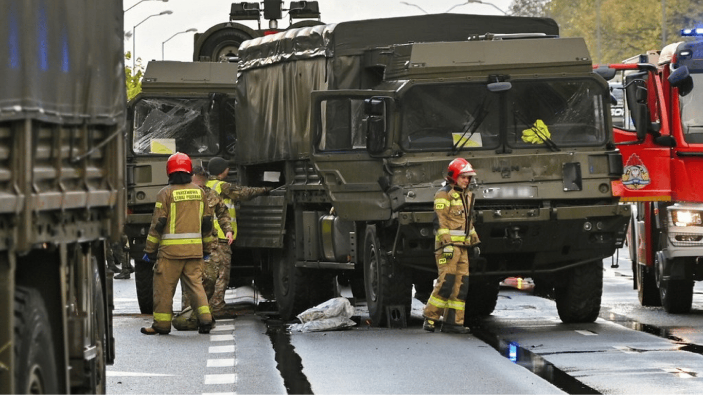 У Польщі зіткнулись вантажівки з британськими військовими — є постраждалі