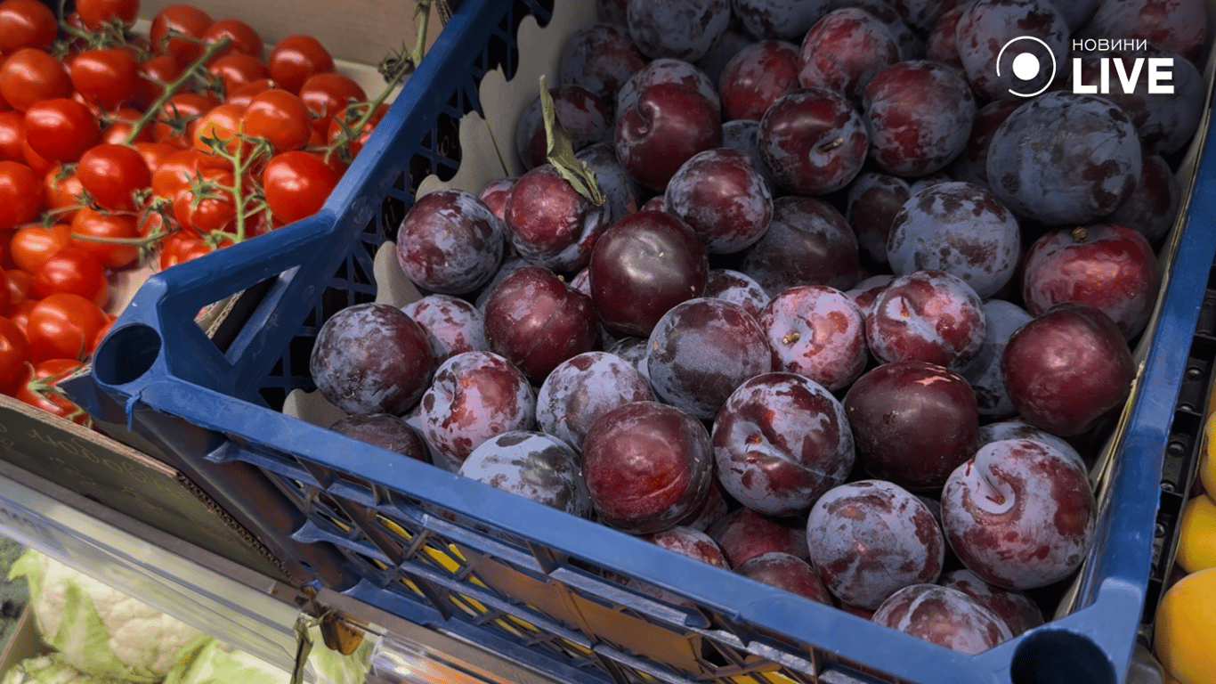 Сливи в магазині