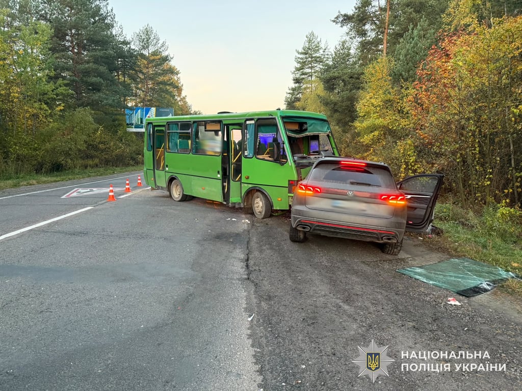 На Львівщині зіткнулися автобус та легковик: п'ятеро постраждалих - фото 3