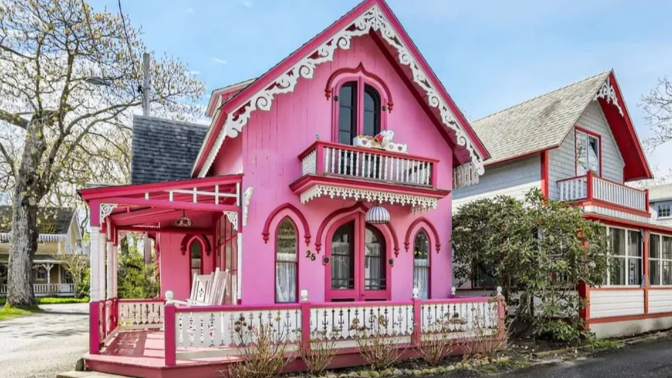 В США продают дом в кукольном стиле