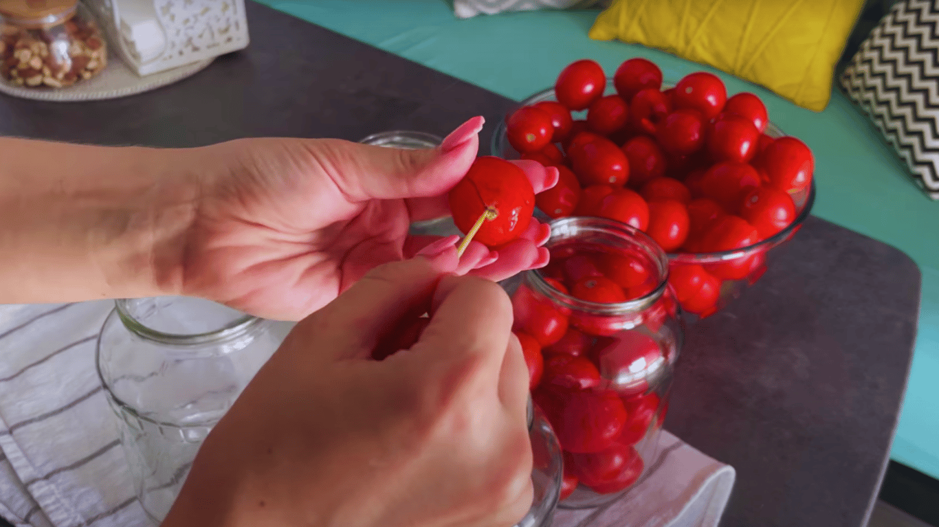 мариновані помідори в томатному соку