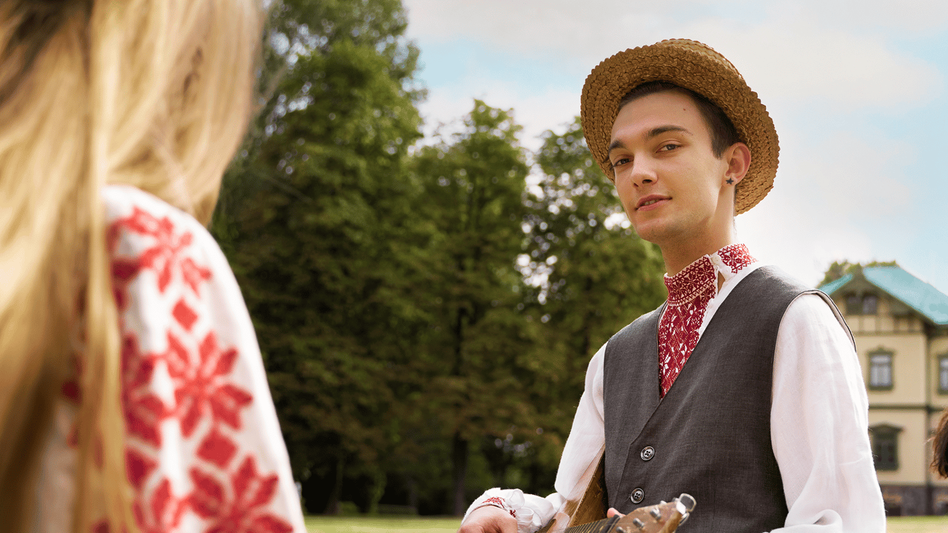 Які прізвища є істинно українськими