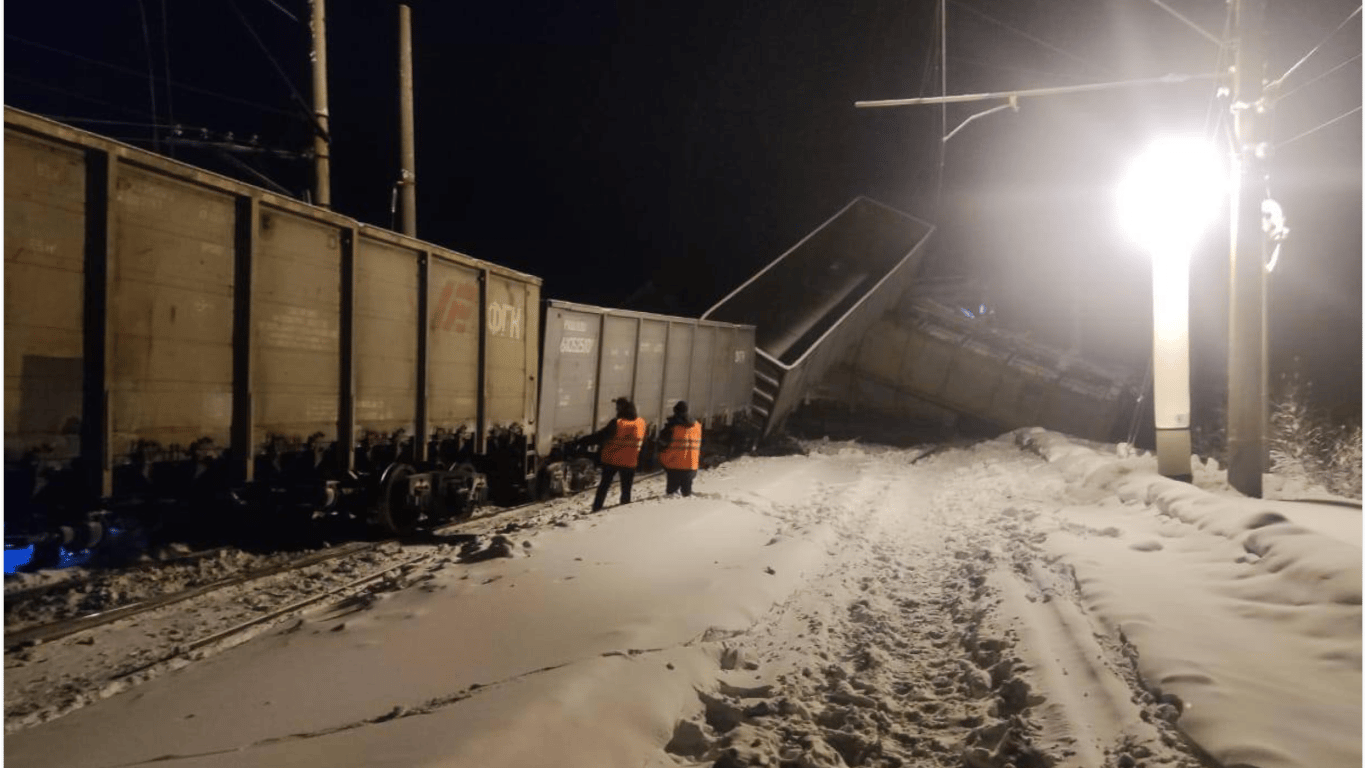 В Бурятии сошли с рельсов более 20 вагонов грузового поезда