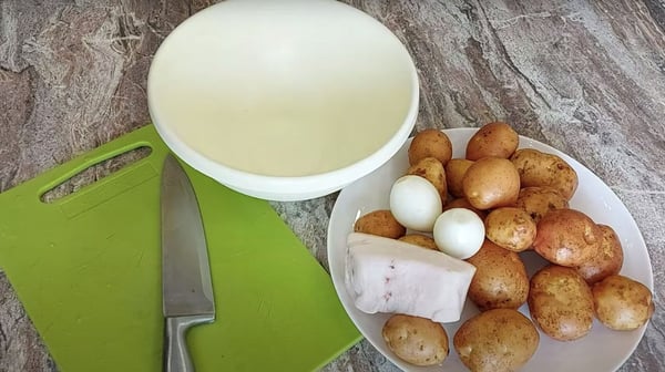 Картофель, запеченный с салом и луком в фольге