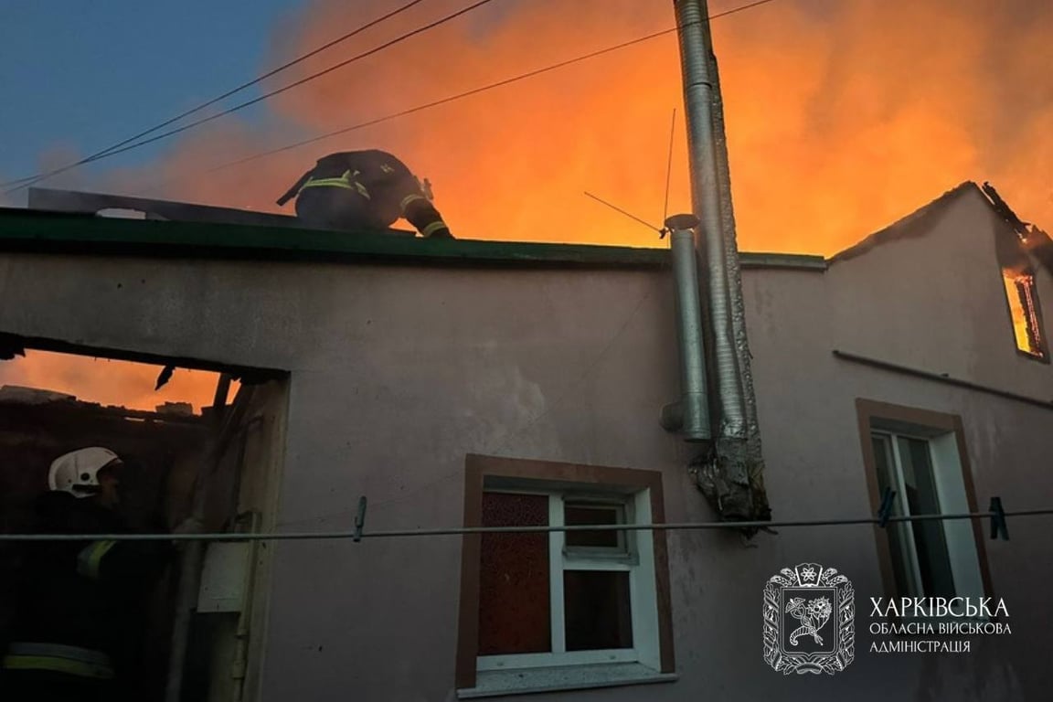 Пожежа в будівлі після російського удару на Харківщині