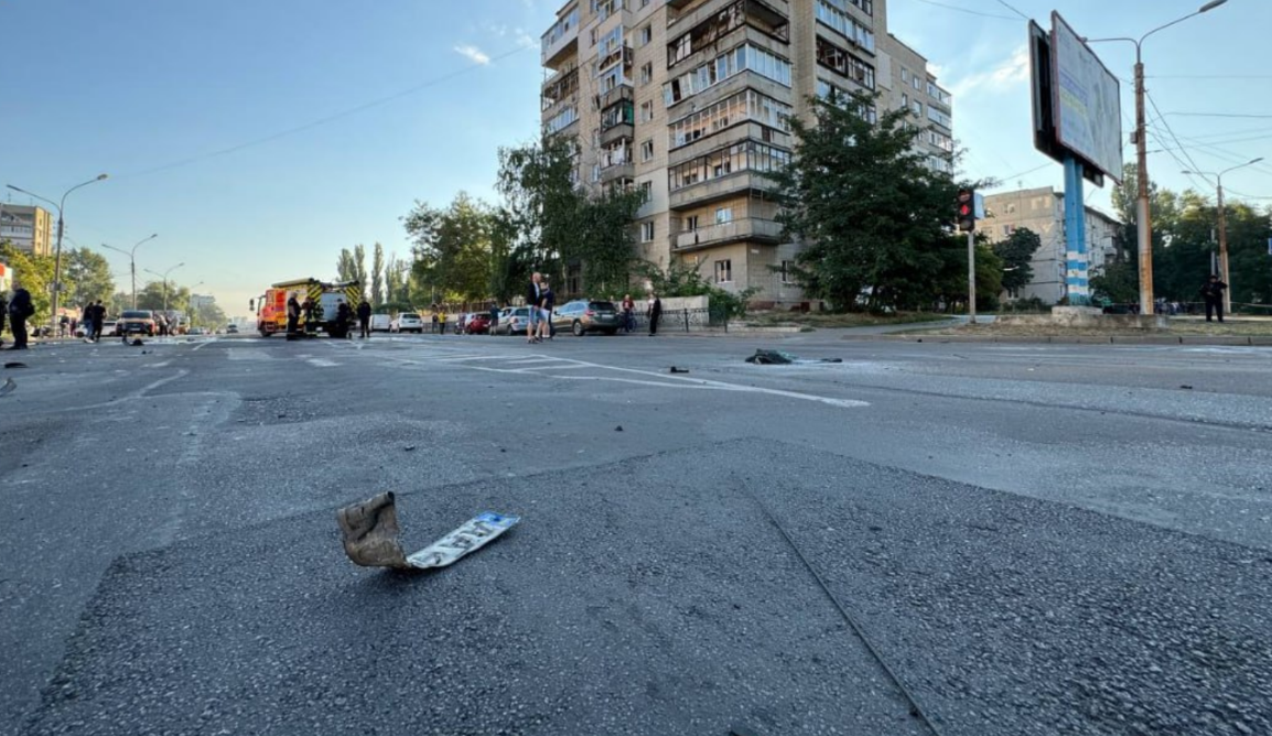 Удар РФ по Сумах — у місті ліквідують наслідки вибуху та шукають постраждалих - фото 3