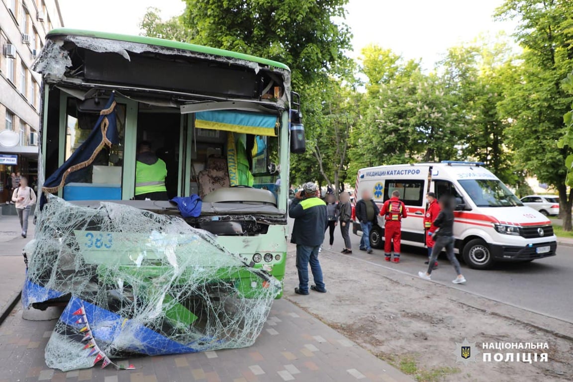 У Черкасах пожежна машина зіткнулась з тролейбусом 