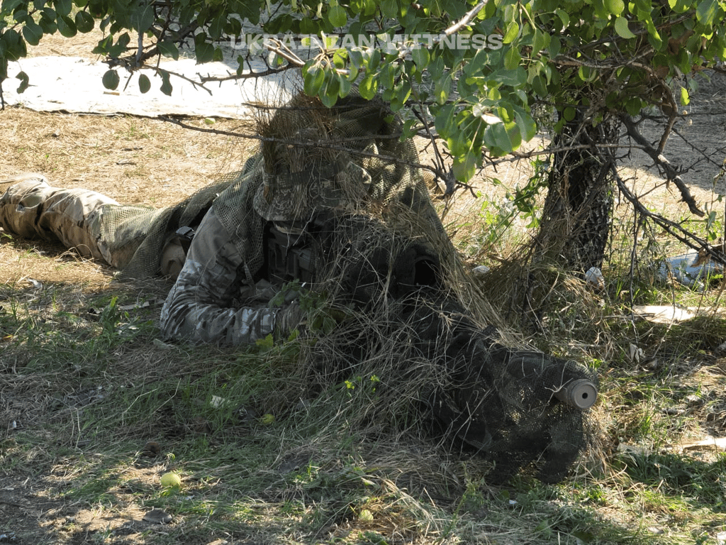 Снайпер ВСУ рассказал о своей работе, важности FPV-дронов и потенциальной войне в Ичкерии - фото 1