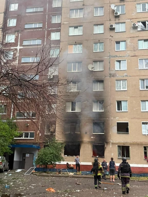 Пошкоджена багатоповерхівка в Краматорську після російського обстрілк авіабомбами 10 липня 2026 року