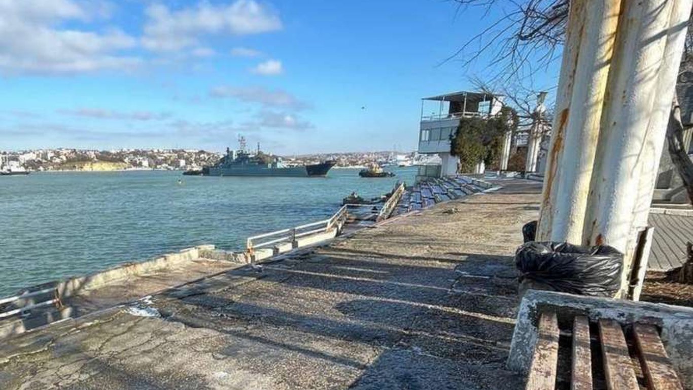 Black Sea Fleet commanders and their families leave Crimea