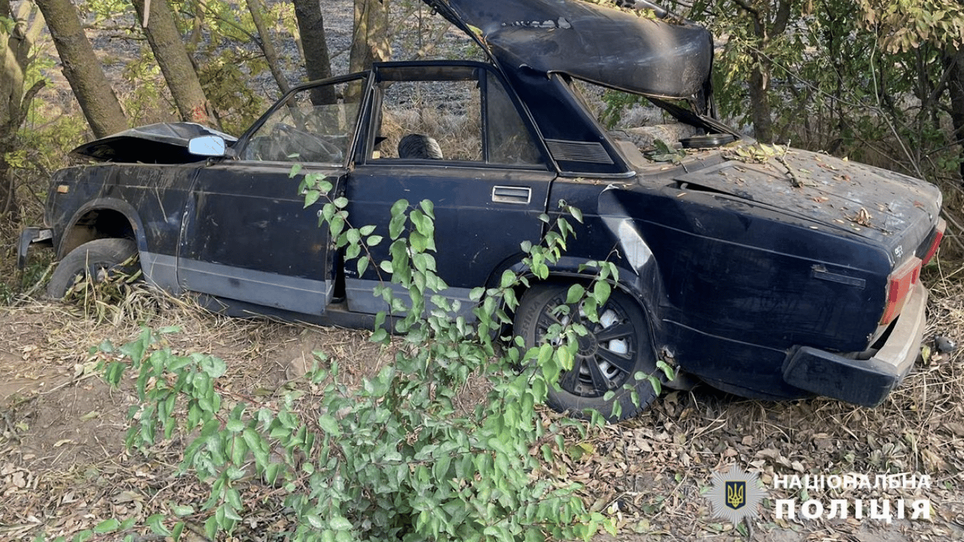 На Одещині автомобіль врізався у дерево, постраждало двоє людей