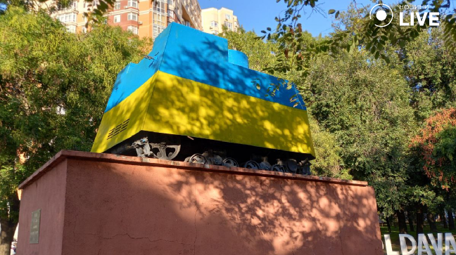 В Одессе советский танк перекрасили в национальные цвета - фото 1