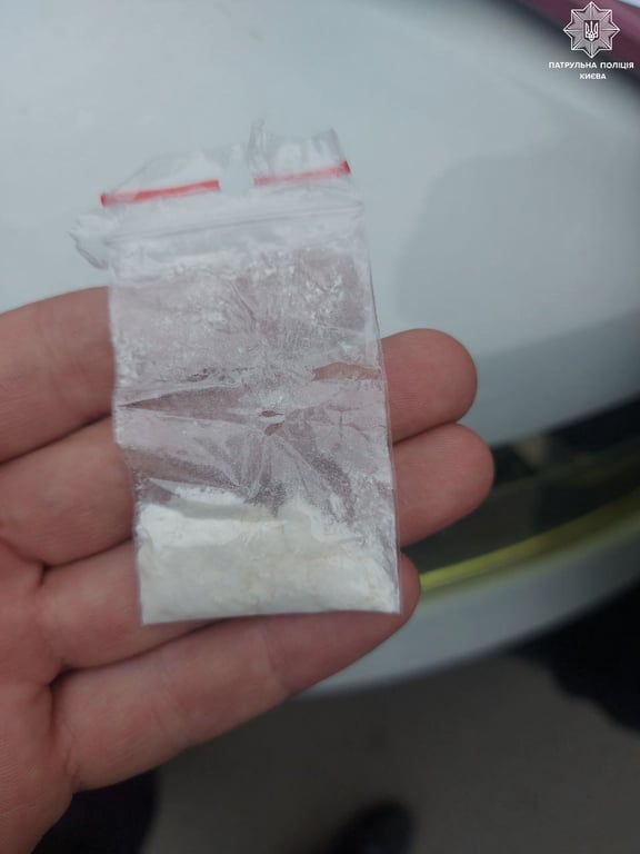 У Києві затримали жінку, яка побила чужий автомобіль