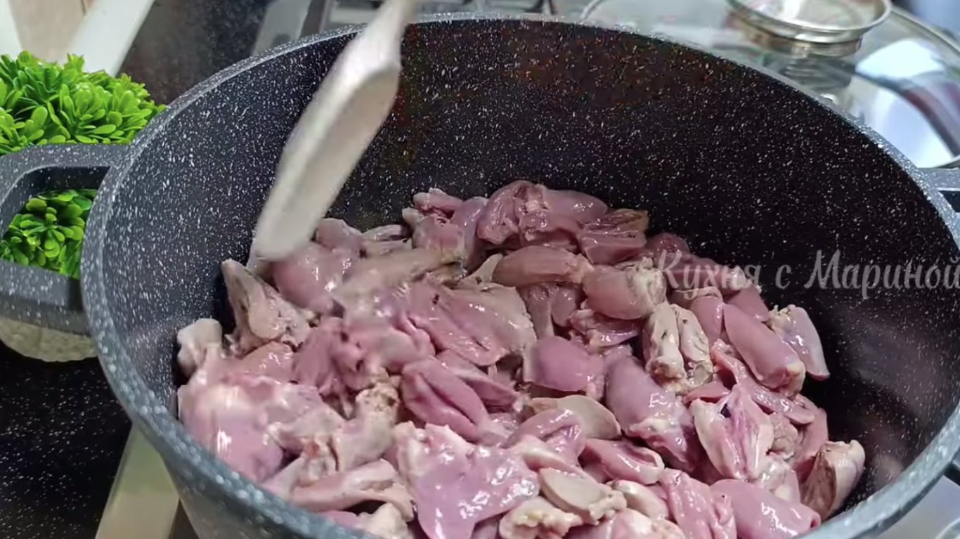 курячі серця у вершковому соусі з макаронами