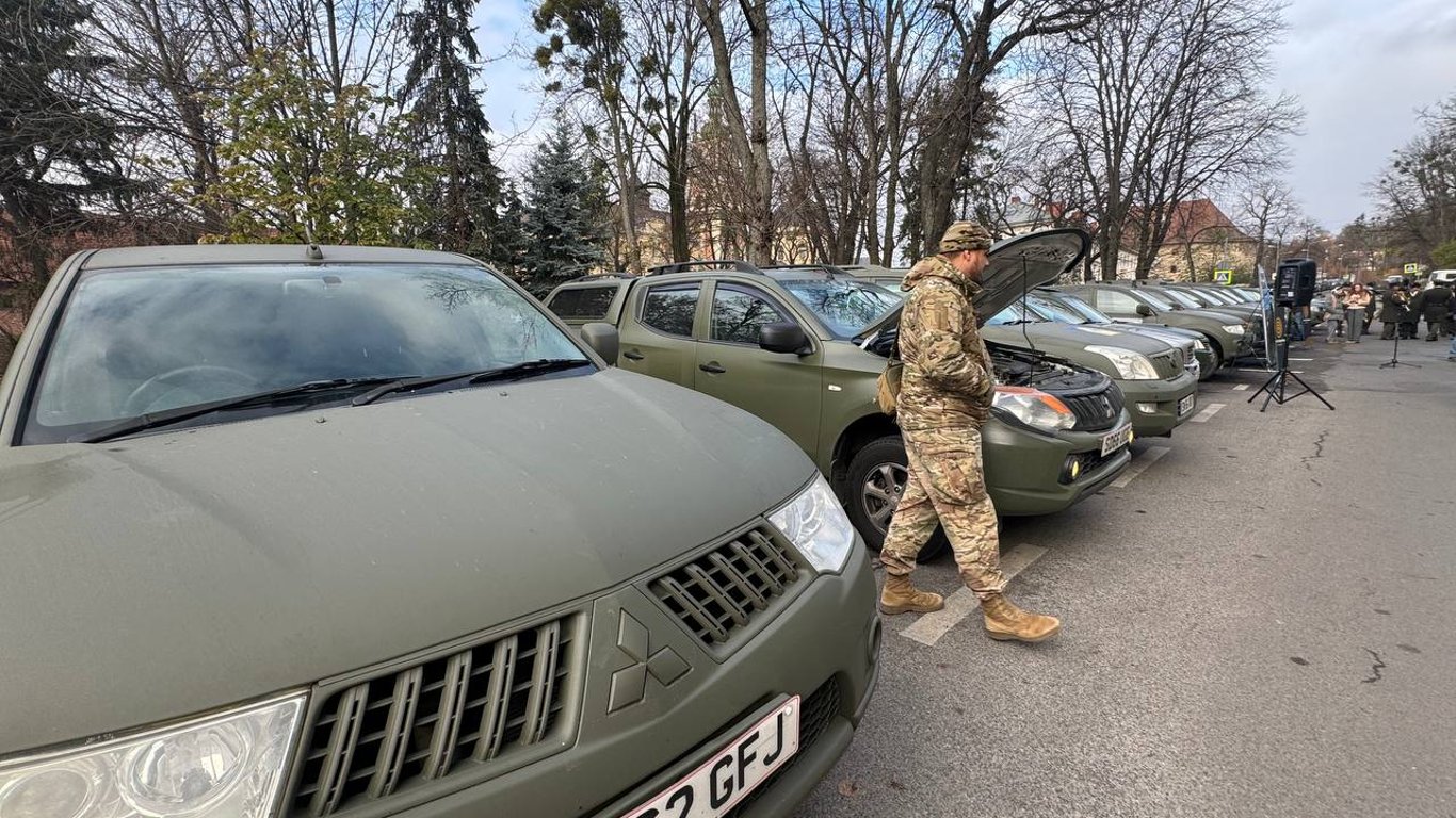 У Львові пройшла акція Пікапи на ЗСУ