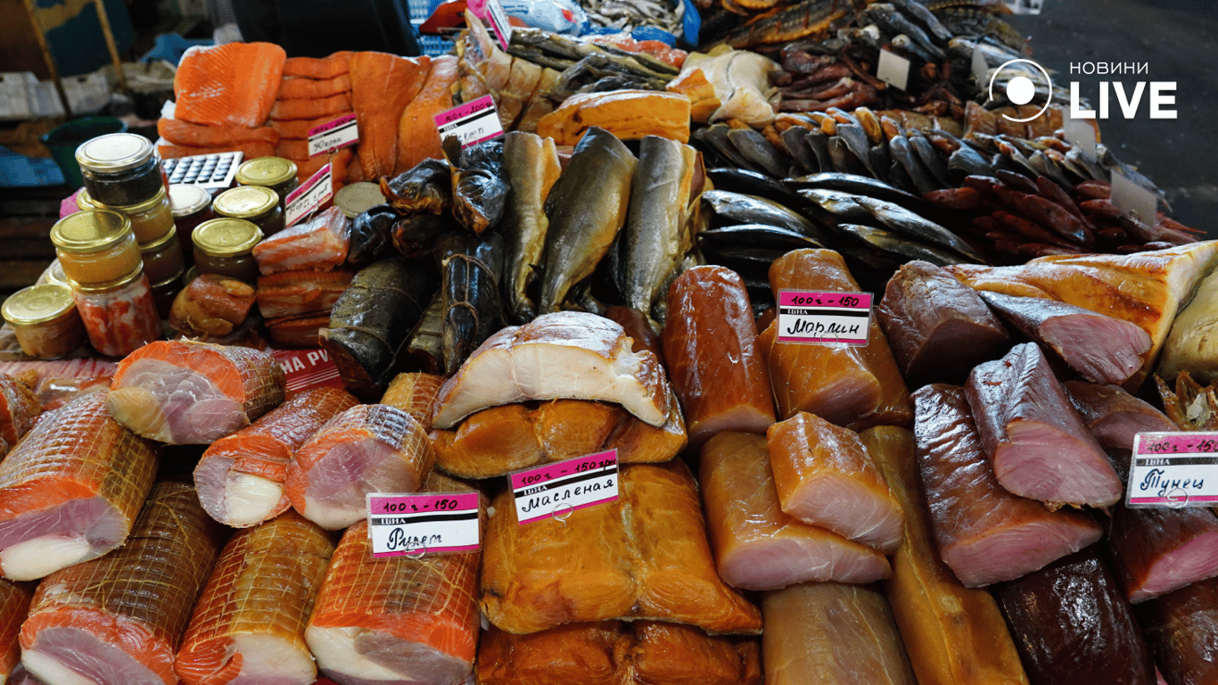 Ассортимент копченостей на "Привозе". Фото: Новини.LIVE/ Юлия Браславская