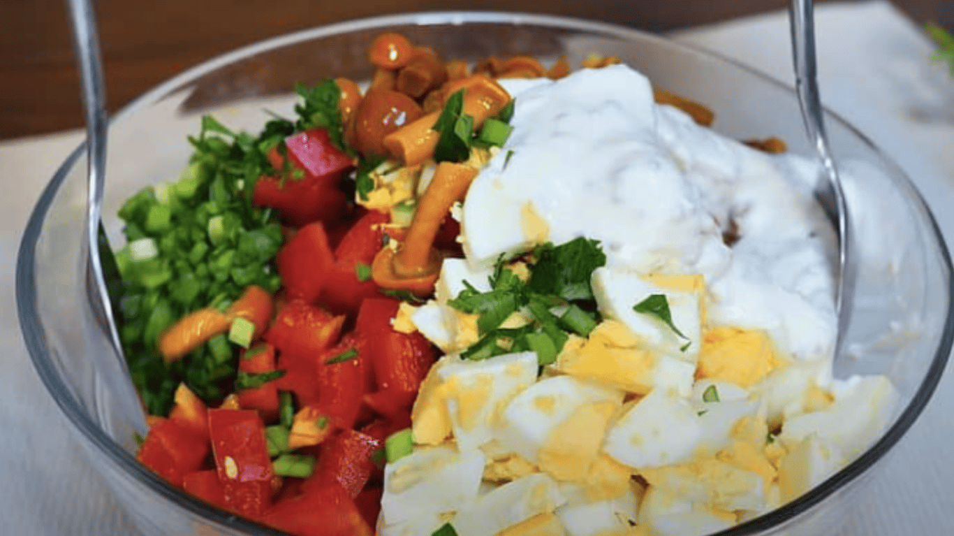 Смачний салат з ковбасою, овочами й сиром