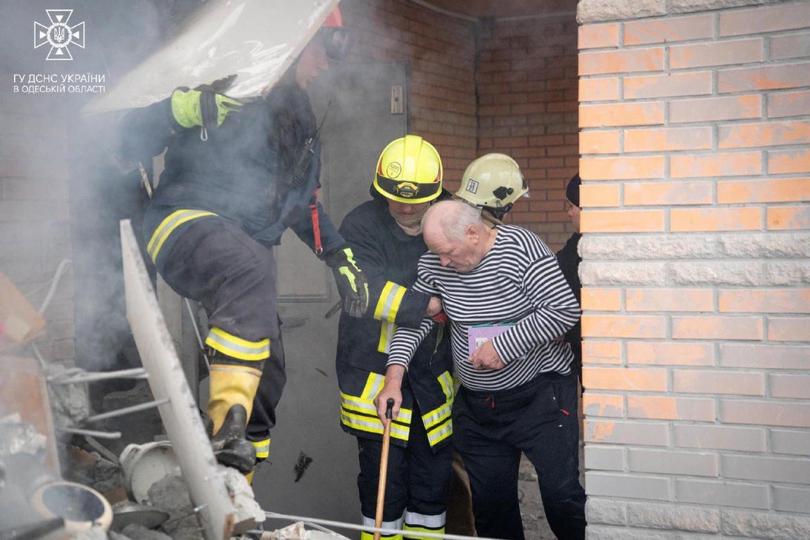 Працівники ДСНС рятують людей. Фото: Telegram Zelenskiy / Official