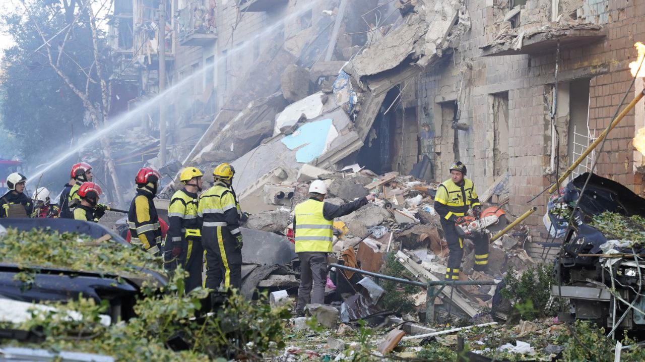 Наслідки удару по п'ятиповерхівці в Києві вночі 23 червня 2025 року