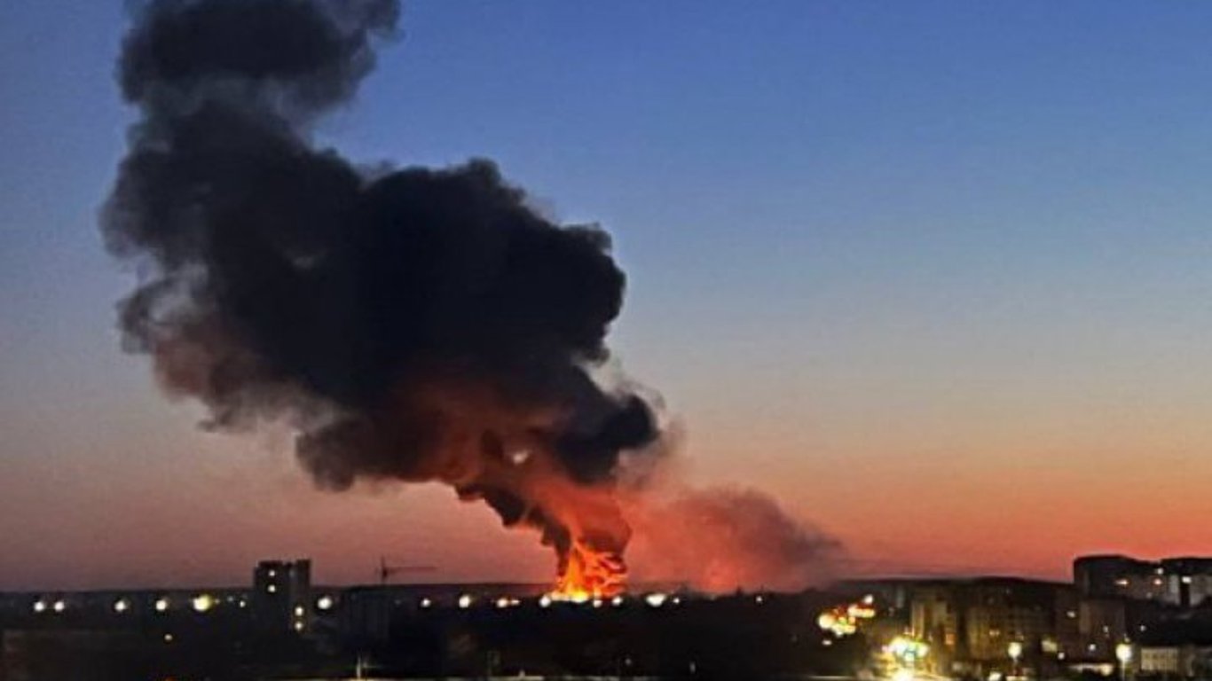 Взрывы в городе Староконстантинов сейчас 29 декабря - на область налетели шахеды