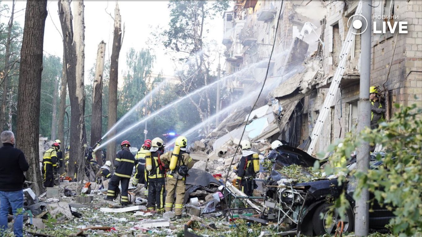 Рятувальники на місці атаки в Києві 23 червня