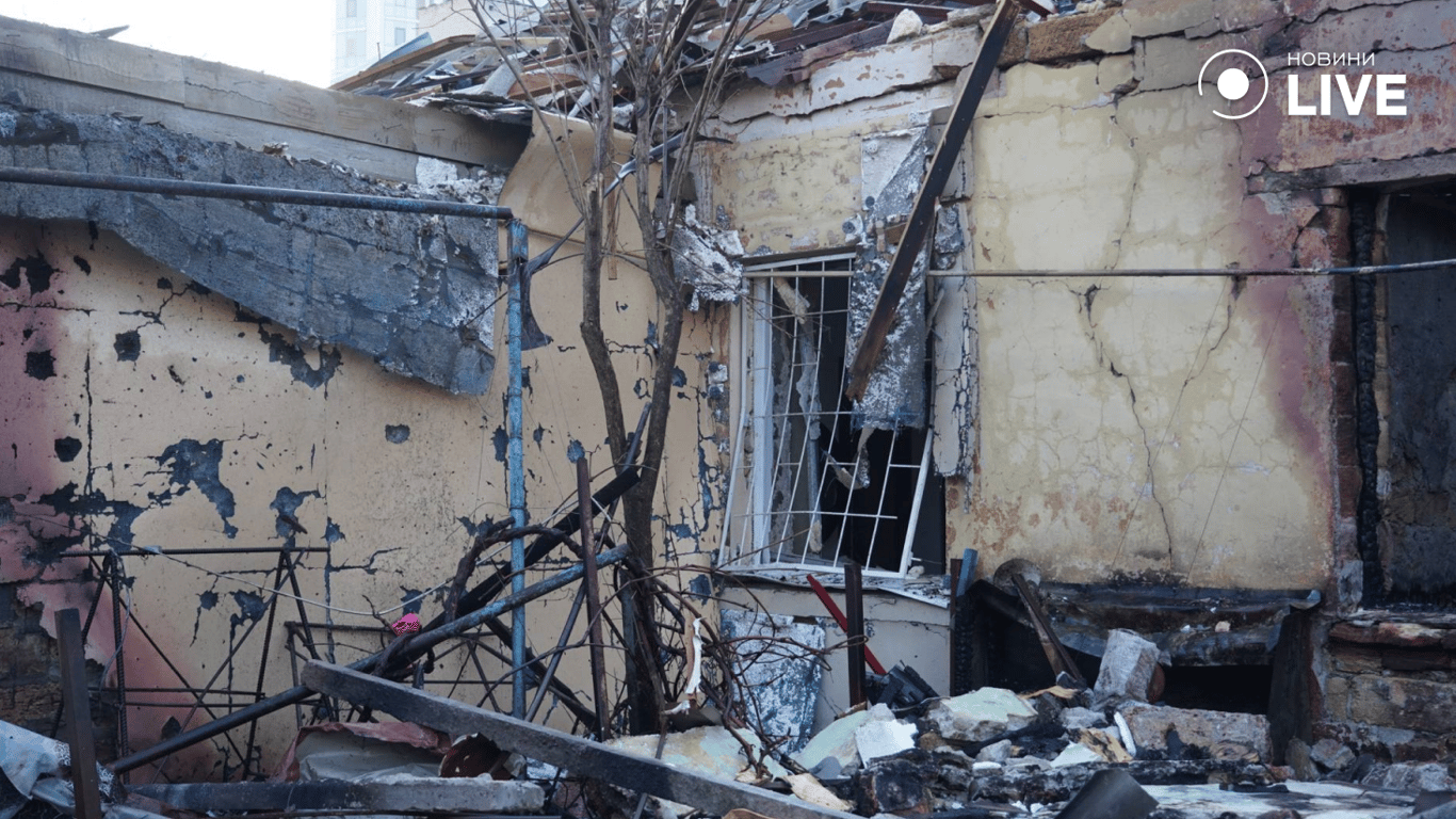 Усередині будинку вигоріли кімнати і дах після влучання