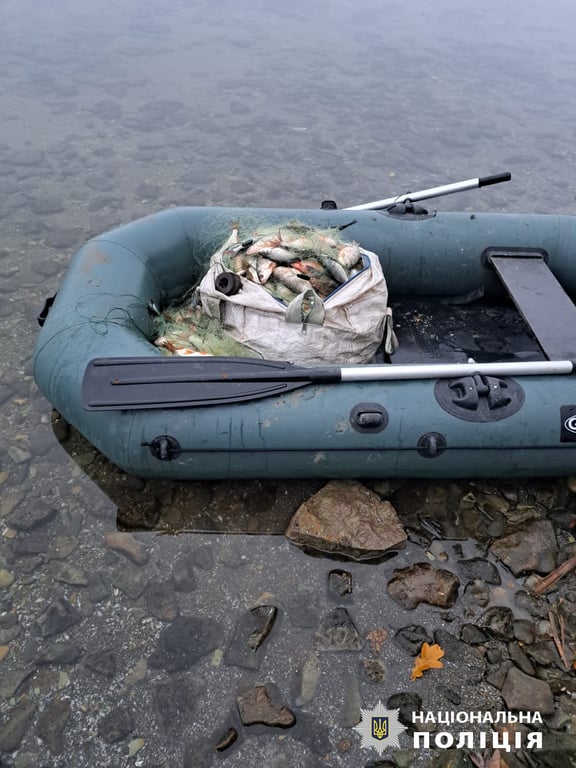 Рибалка сітками ловив рибу