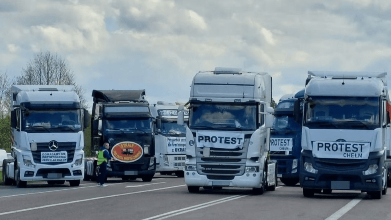 На границе польские водители не пропускают помощь для ВСУ