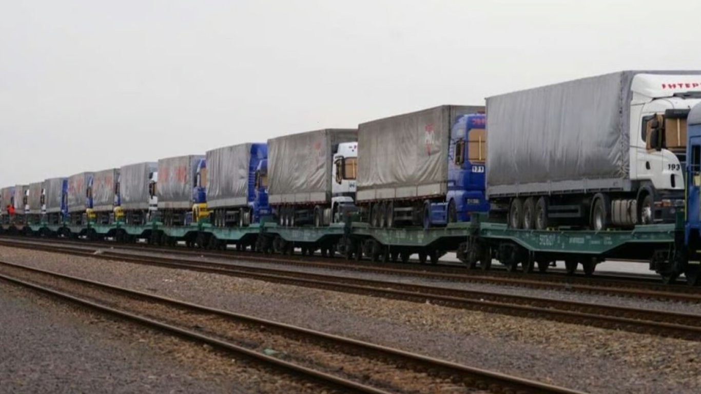 В Польшу железной дорогой — ГУР помогло организовать движение грузовиков