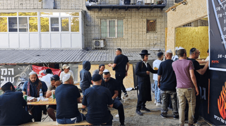 Скрізь сміття — в якому стані вбиральні після хасидів в Умані - 285x160