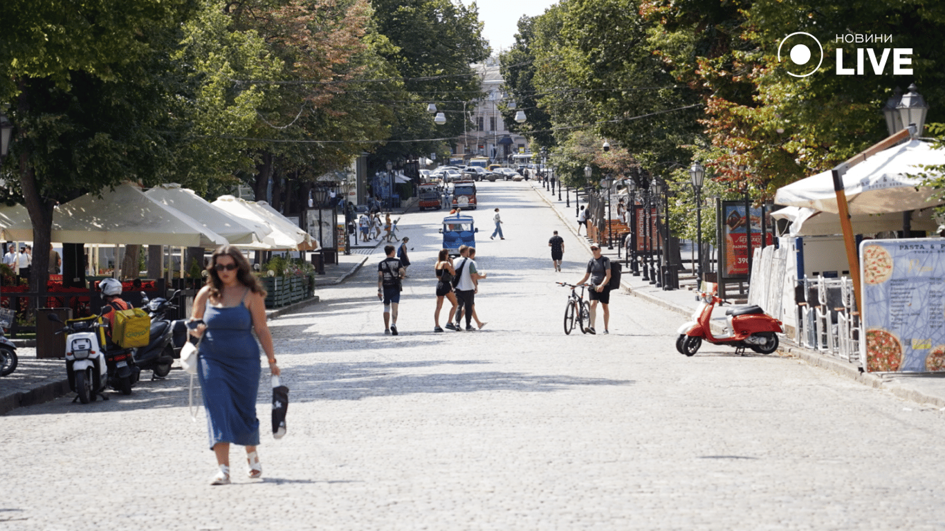 Люди на Дерибасівській. Фото: Новини.LIVE
