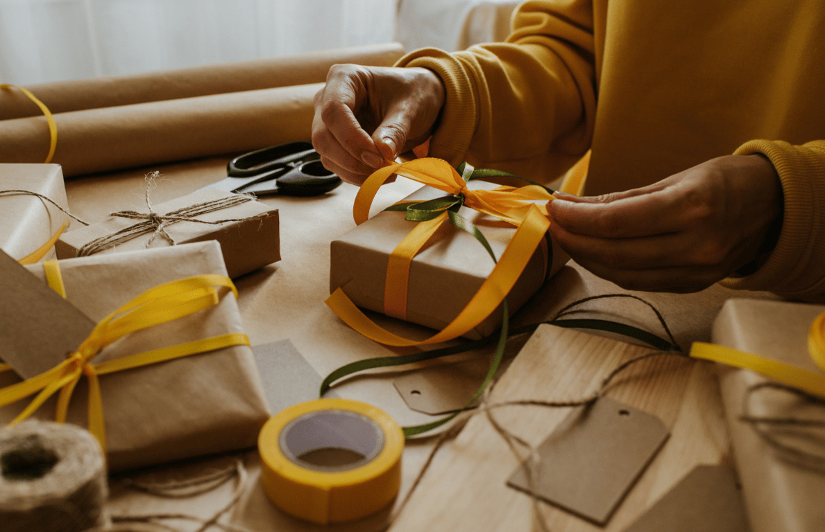 Как завернуть подарки — выбираем бумагу