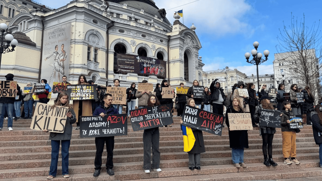 Акция Free Azov в Киеве 16 марта — фоторепортаж