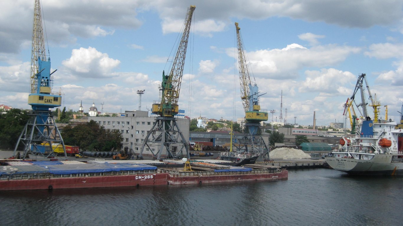 Обстрел херсонского порта — произошла утечка нефтепродуктов в Днепр