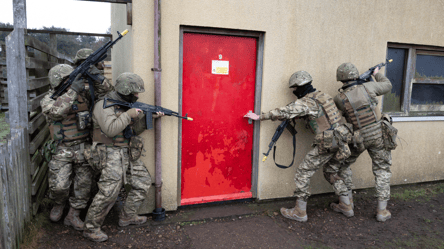 Канадские военные учат ВСУ мастерски вести уличные бои - 285x160