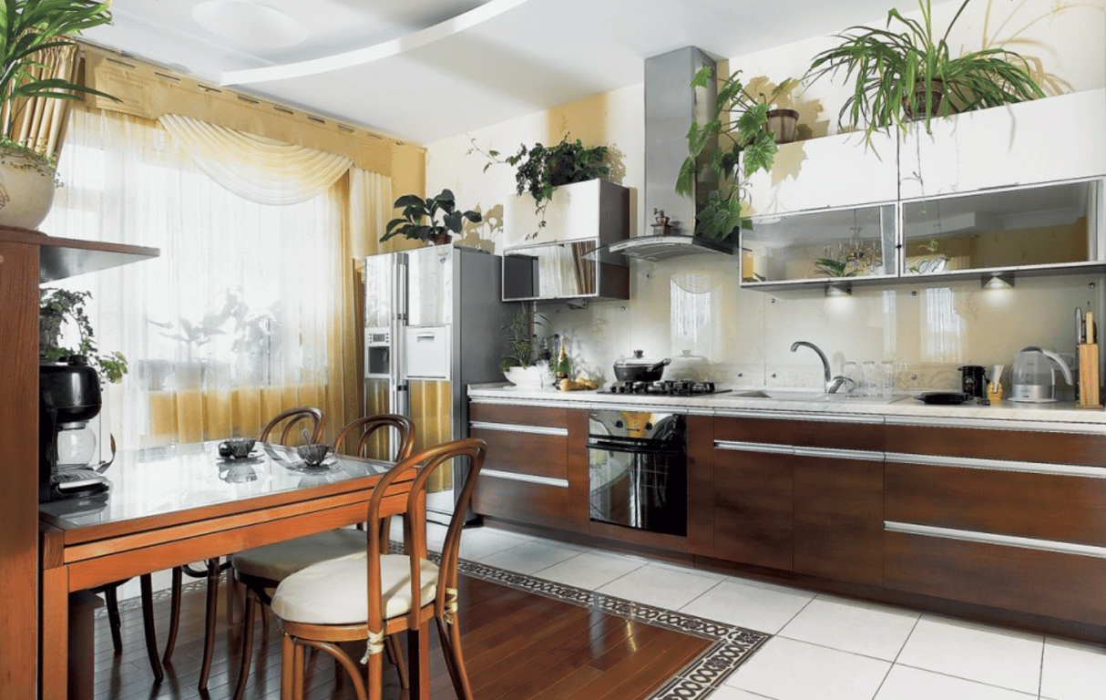 Много живых цветов на кухне