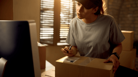 В Україні введуть податок на усі міжнародні посилки — деталі - 285x160