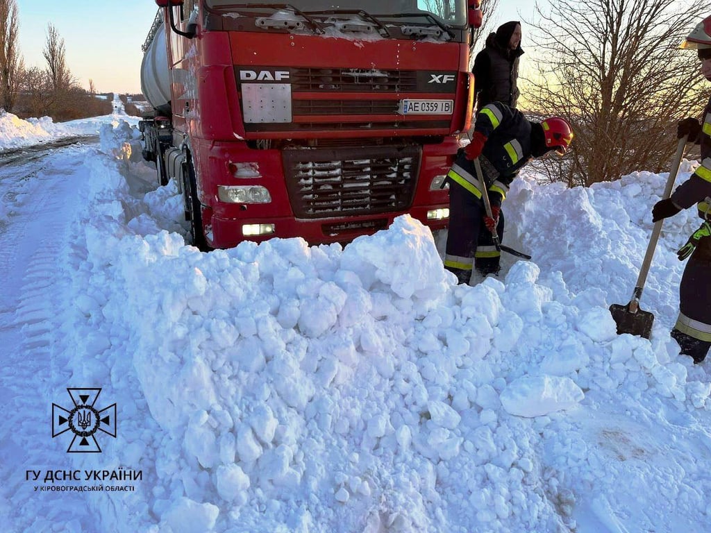 Спасатели откапывают грузовик из снега