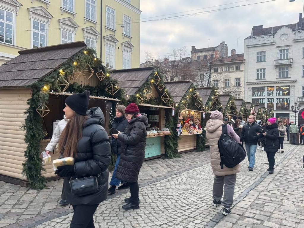 На площі Ринок у Львові вперше з початку війни відкрили різдвяний ярмарок 